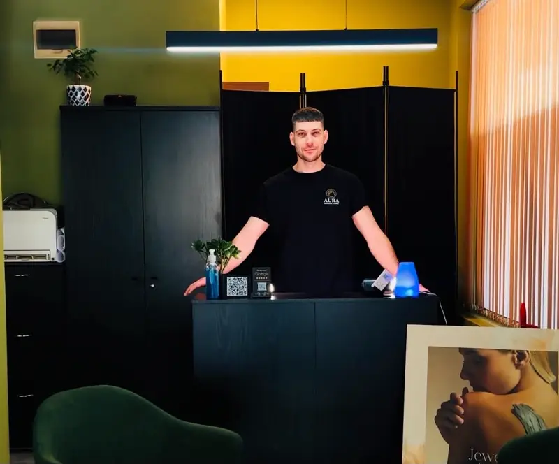 Терапевтът на AURA Massage Studio посреща клиентите в студиото