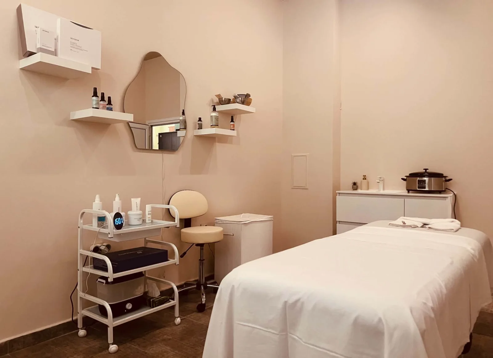 Уютна терапевтична стая в AURA Massage Studio